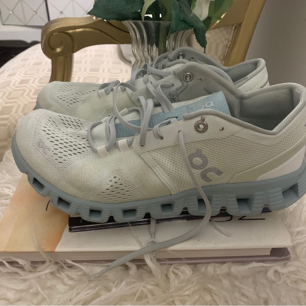On cloud cloud x running shoes size W8